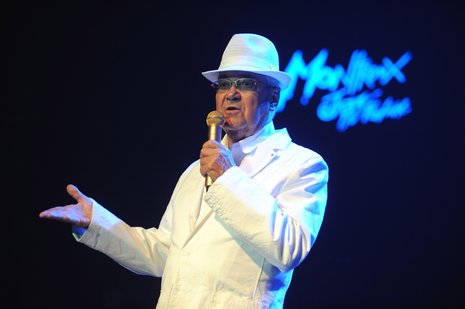 Ganz in weiß, ohne Blumenstrauß, aber mit einem Hut eröffnete Claude Nobs am Freitag abend das 44. Montreux Jazz Festival
