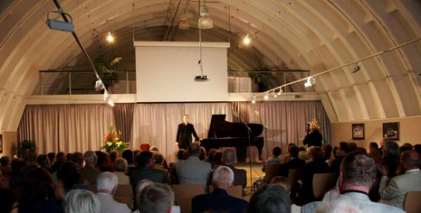 Einst ein Flugzeughangar: der Konzertsaal des Bebersee-Festivals