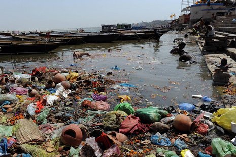Der Ganges bei der Pilgerstadt Varanasi. Zwei Millionen Menschen nehmen hier jährlich an rituellen Ganges-Bädern teil. Von vielen bleibt etwas zurück, was der als heilig verehrte Strom auf die Dauer nicht verkraften kann.