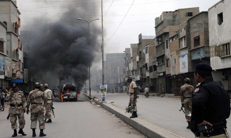 Brennende Autos in Karatschi  Foto: AFP/Hassan