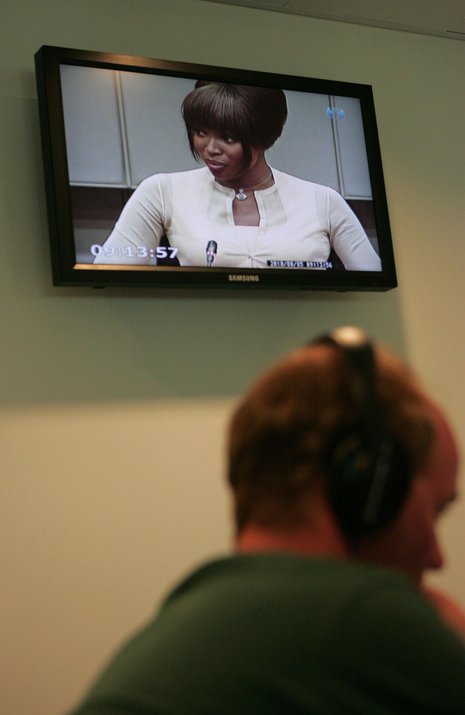 Auf dem Bildschirm: Naomi Campbell bei ihrer Aussage Foto: AFP