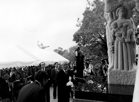 Das Denkmal der Völkerfreundschaft im Friedenspark von Nagasaki. Der einzige deutsche Beitrag für diesen Peace Park wurde vom Bildhauer Gerhard Rommel geschaffen und 1981 von Erich Honecker (s. oben) eingeweiht.