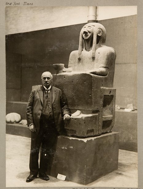 Oppenheim vor der Großen Thronenden Göttin im Tell Halaf-Museum in Berlin, Juli 1930 Fotos: RuhrMuseum Essen/Buch