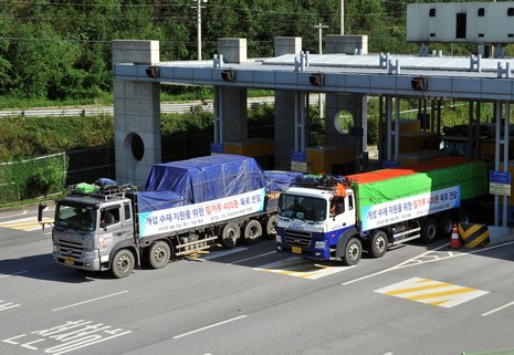Lastwagen mit 530 Tonnen Mehl f&#252;r Flutopfer im Norden passieren die Grenze zwischen beiden koreanischen Staaten.
