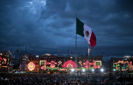 200-Jahrfeier auf dem Z&#243;calo, dem zentralen Platz von Mexiko-Stadt Fotos: AFP
