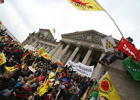 Nicht nur das Kanzleramt, auch der Reichstag war Ziel der zehntausenden Demonstranten, die aus weiten Teilen Deutschlands nach Berlin kamen. Motto »Atomkraft: Schluss jetzt!«