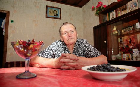 Die 77-jährige Emilia Wolujewitsch, deren Tochter Regina der Besuch in Traschtschani (unten) 60 Euro an Visagebühr kostet.