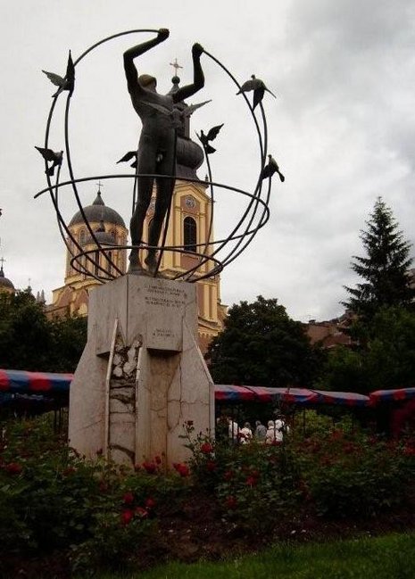 Ein in die Jahre gekommenes Friedensdenkmal in Sarajevo
