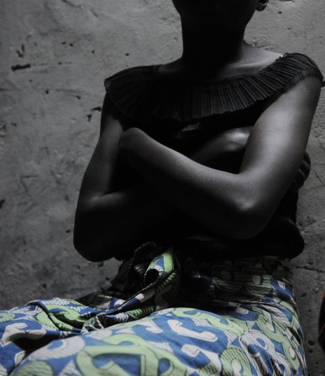 Ein Vergewaltigungsopfer (l.) in einer Klinik in der Stadt Goma Foto AFP