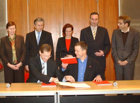 Michael M&#252;ller (SPD) und Klaus Lederer (LINKE) schlossen 2006 den Koalitionsvertrag. ND-