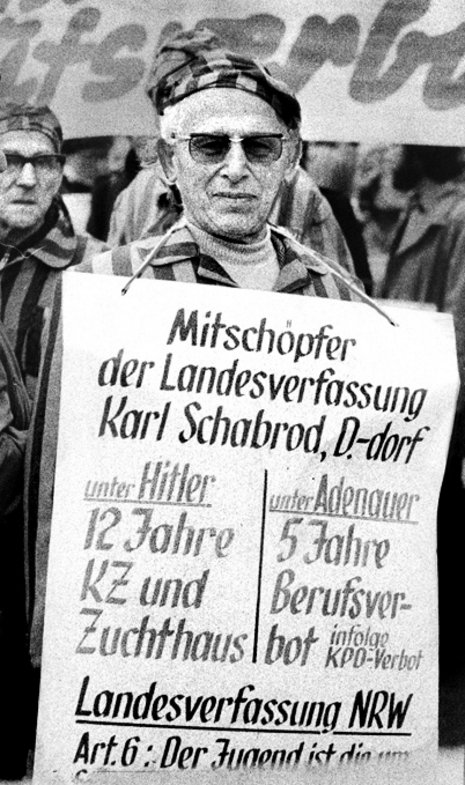 Karl Schabrod 1977 in D&#252;sseldorf bei Protesten gegen die von der Regierung erlassenen Berufsverbote, die insbesondere DKP-Mitglieder betrafen.