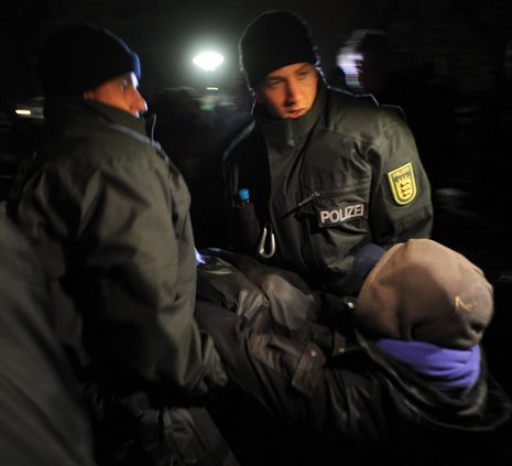 Polizisten tragen AKW-Gegner von der Stra&#223;e.