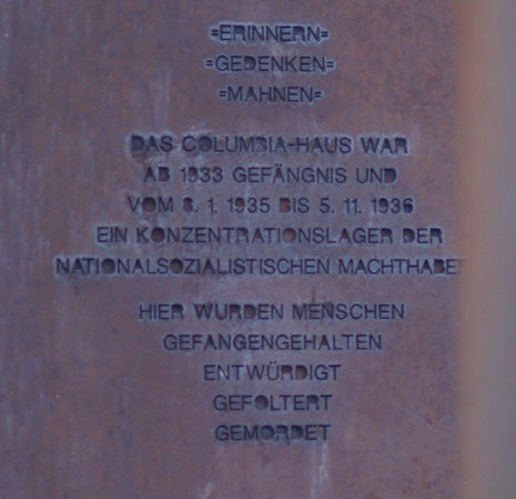 Inschrift am Denkmal für die Opfer des KZ Columbia-Haus gegenüber vom Tempelhofer Feld.
