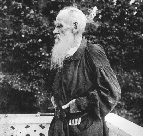 Lew Nikolajewitsch Tolstoi auf dem Balkon seines Hauses in Jasnaja Poljana.