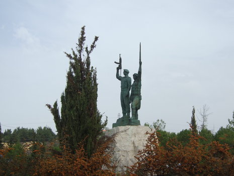 Ein Denkmal im Chouf-Gebirge erinnert an die antikolonialen Kämpfe der Drusen in der 20er Jahren gegen die französischen Besatzer.