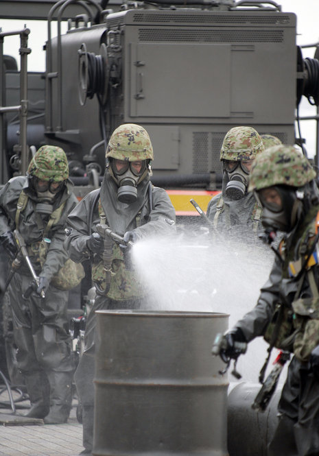 Japanische Soldaten über die Dekontamination verseuchten Bodens. Foto: AFP