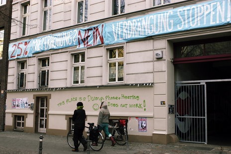 Sollen 25 Prozent mehr Miete zahlen: Die Bewohner der &#187;Reiche 63a&#171; in Kreuzberg