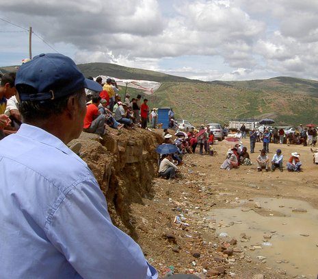 Im Stadtteil Mineros der bolivianischen Großstadt Cochabamba organisieren sich die 1200 Familien auf Dorfversammlungen und diskutieren ihre Fragen und Probleme. Zehn Jahre nach dem Guerra de Agua (Wasserkrieg) bauen in Mineros kleine Initiativen eine eigene Wasserversorgung auf. Darüber berichtet unser Autor Thomas Guthmann, Redakteur des Nachrichtenpool Lateinamerika www.npla.de