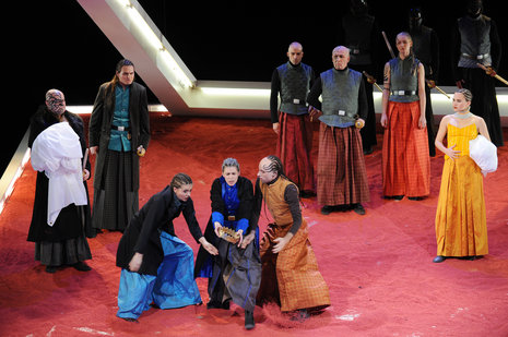 Szenenfoto aus »König Lear«. Die Bühne entwarf Gundula Martin, die Kostüme Susanne Suhr.