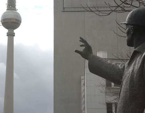 Gerhard Thiemes Bronzeskulptur »Bauarbeiter« vorm ehemaligen Bauministerium in Berlin.