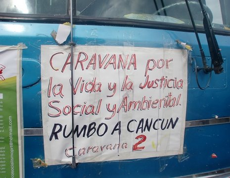 Frontseite eines Busses der »Karawane für das Leben sowie soziale und Umweltgerechtigkeit«