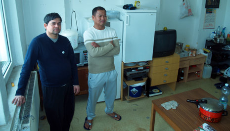 Bleibe auf Zeit. Gyan Gurung (rechts) und sein Mitbewohner in ihrer Unterkunft.