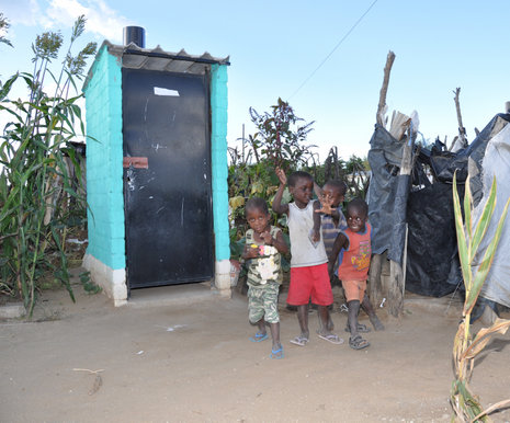 Die Trockentoiletten, vor denen Josh und seine Brüder herumtollen, sind in Otjiawarongo wie anderswo noch längst keine Selbstverständlichkeit in dem armen südwestafrikanischen Land.