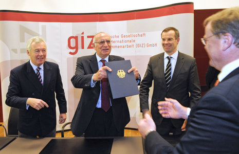 Die Gesch&#228;ftsf&#252;hrer von GTZ, DED und Inwent &#252;berreichen den unterzeichneten Vertrag an Dirk Niebel (r.).