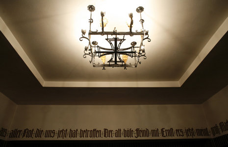 Der Leuchter samt Eisernem Kreuz und Eichenlaub Fotos: epd/Inga Haar