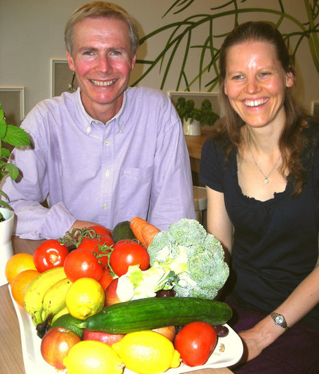 Von aufgereihten Würsten (unten) halten Thomas Schönberger und Martina Friess vom Hamburger Vegetarierbund nichts. Sie ernähren sich lieber von Obst und Gemüse – und müssen sich dabei längst nicht mehr allein fühlen.