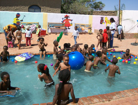 Der kleine Pool ist die Attraktion auf dem weitläufigen Gelände des Clay House Projects in Otjiwarongo