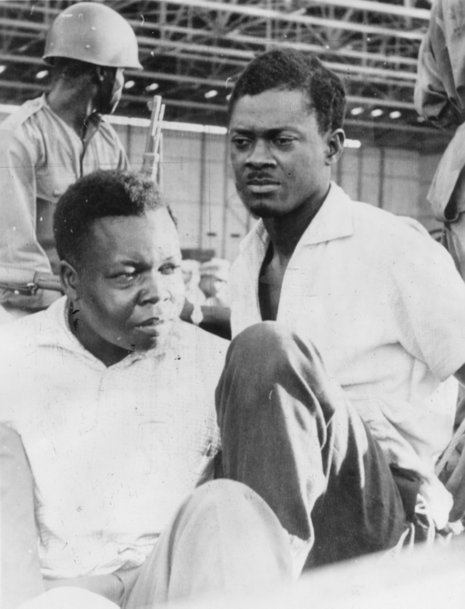 2. Dezember 1960 auf dem Flughafen von Leopoldville (heute Kinshasa): Patrice Lumumba und Senatsvizepräsident Joseph Okito (links) werden gefesselt von Söldnern verschleppt.