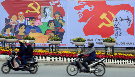 Eindeutige Bekenntnisse vor der Tagungsstätte des 11. KPV-Kongresses. Fotos: AFP/Hoang Dinh Nam