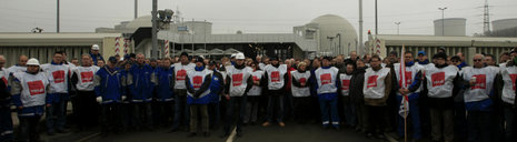 Streikende Arbeiter am Montag vor dem Atomkraftwerk Biblis