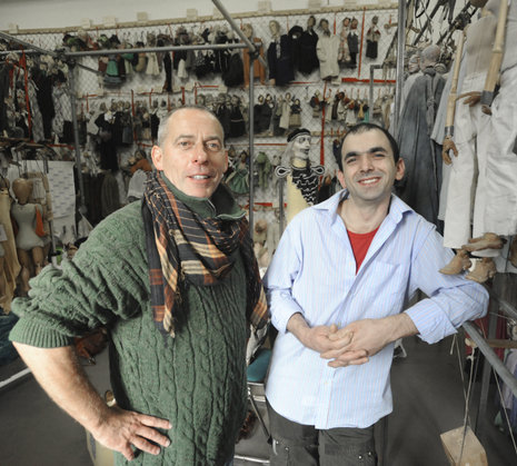 Wieland Jagodzinski (links) und Abdulhaq Haqoo in der Hochschule für Schauspielkunst "Ernst Busch", in der Abteilung Puppenspiel.