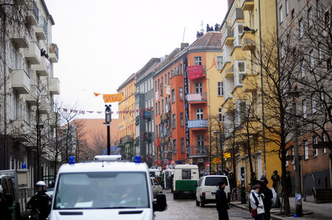 Die Liebigstraße in Grünweiß: Für die Räumung wurde der Kiez weiträumig gesperrt.