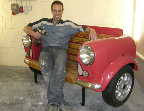 Eine Mini-Cooper-Front als Parkbank: Martin Schlund in seiner Werkstatt