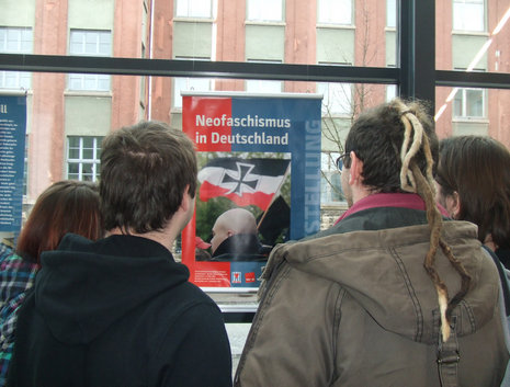 Werbeplakat für die Wanderausstellung »Neofaschismus in Deutschland« in Ilmenau. Auch in der thüringischen Kleinstadt sind seit Jahren Neonazis aktiv.
