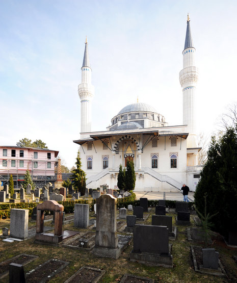 Blick über das kleine Grabareal auf die Sehitlik-Moschee