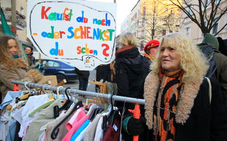 400 Linke protestierten am Sonnabend für den räumungsbedrohten Friedrichshainer Schenkladen.
