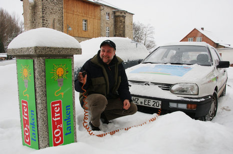 Wo Autos mit Windstrom fahren &ndash; Ralf Voigt, Projektmanager einer Energiefirma und Vizebürgermeister von Dardesheim im Harz, tankt an der Steckdose.