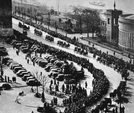 Einmarsch der Wehrmacht in Düsseldorf, 7. März 1937 Foto aus: Bergschicker, »Deutsche Chronik 1933-1945«