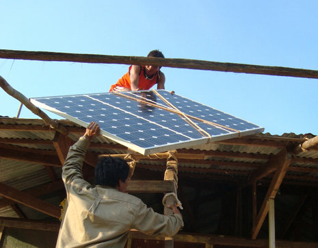 Solarenergieanlage f&#252;r eine Schule im Regenwald von Peru