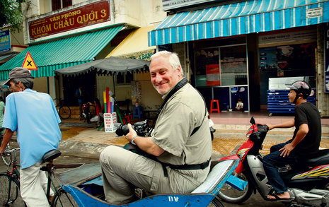 Dr. Wolfgang Siepen bei einem Ausflug mit einer landestypischen Fahrradrikscha während einer Reise durch Vietnam und umringt von Kindern einer Schule in Kambodscha (u.).