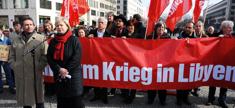Die Führung der Linkspartei hat in Berlin gegen den Krieg in Libyen protestiert.