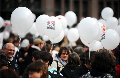 Mit Trommeln und Luftballons zogen die Lehrer durch Berlin-Mitte und forderten Arbeitsentlastung.