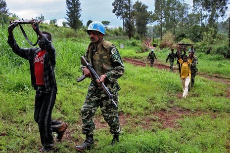 Ein UNO-Soldat verhaftet einen jugendlichen Milizangehörigen in Kongo, 2005