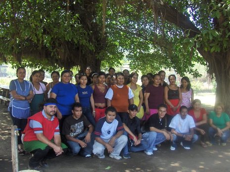 Die etwa 30 Mitglieder der Näh-Kooperative Nueva Vida unter Bäumen vor ihrer Fabrik in Ciudad Sandino, Nicaragua (oben). Die Gemeinde bestand vor zehn Jahren zu 70 Prozent aus alleinstehenden Frauen bzw. Müttern. Inzwischen dürfen auch Männer mitarbeiten.