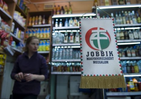 Salonfähig: Wimpel der ultrarechten Jobbik-Partei in einem Laden