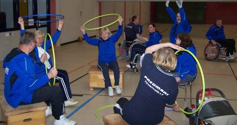 Gymnastik mit Reifen oder Basketball in Rollstühlen. Bei der Behindertensportgruppe von Pneumant Fürstenwalde gilt: Hauptsache nicht einrosten und Spaß haben.
